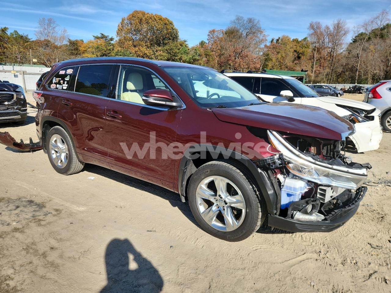 Photo 4 of 2015 TOYOTA HIGHLANDER LIMITED (VIN 5TDDKRFH7FS102334)