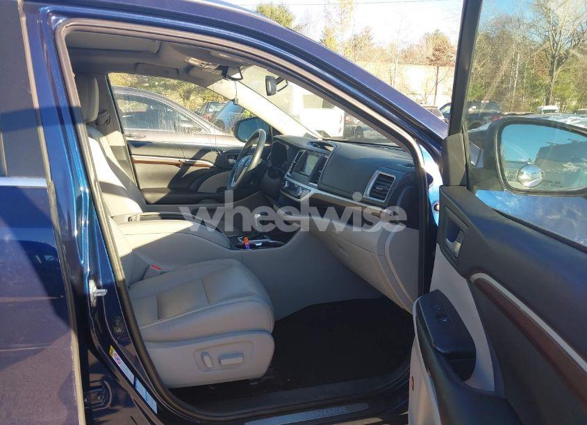 Photo 5 of 2016 Toyota Highlander LIMITED V6 (VIN 5TDDKRFH9GS301791)