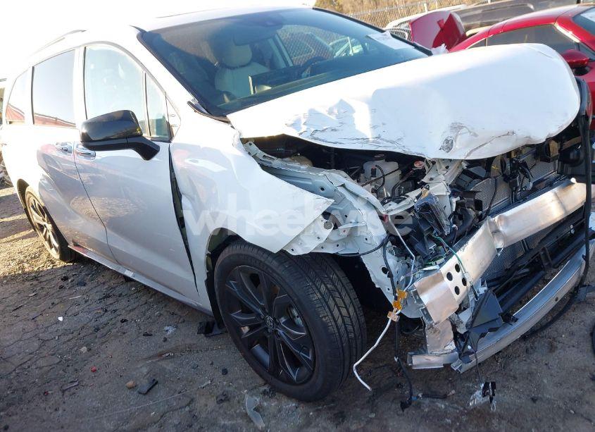 2025 Toyota Sienna XSE (VIN 5TDDRKEC2SS232704) main photo