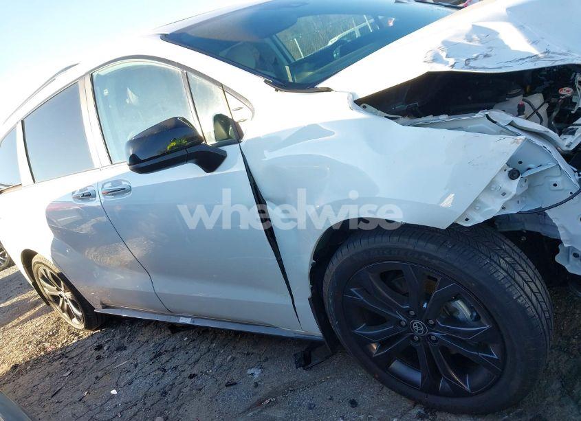 Photo 14 of 2025 Toyota Sienna XSE (VIN 5TDDRKEC2SS232704)