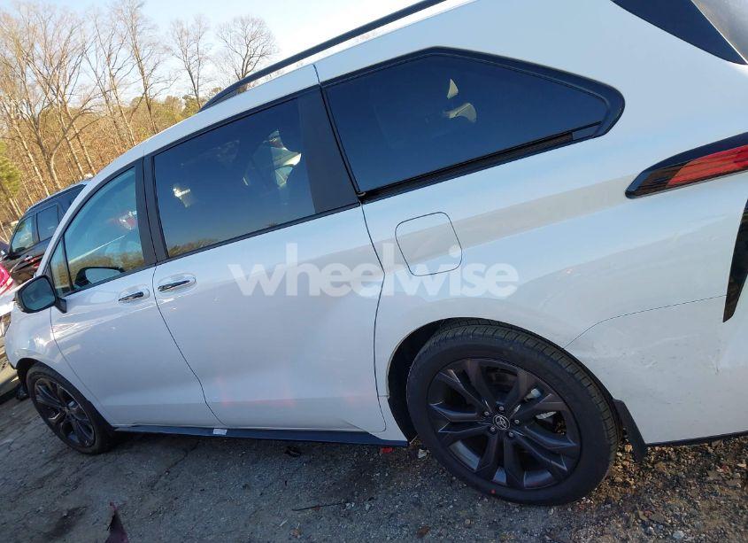 Photo 15 of 2025 Toyota Sienna XSE (VIN 5TDDRKEC2SS232704)