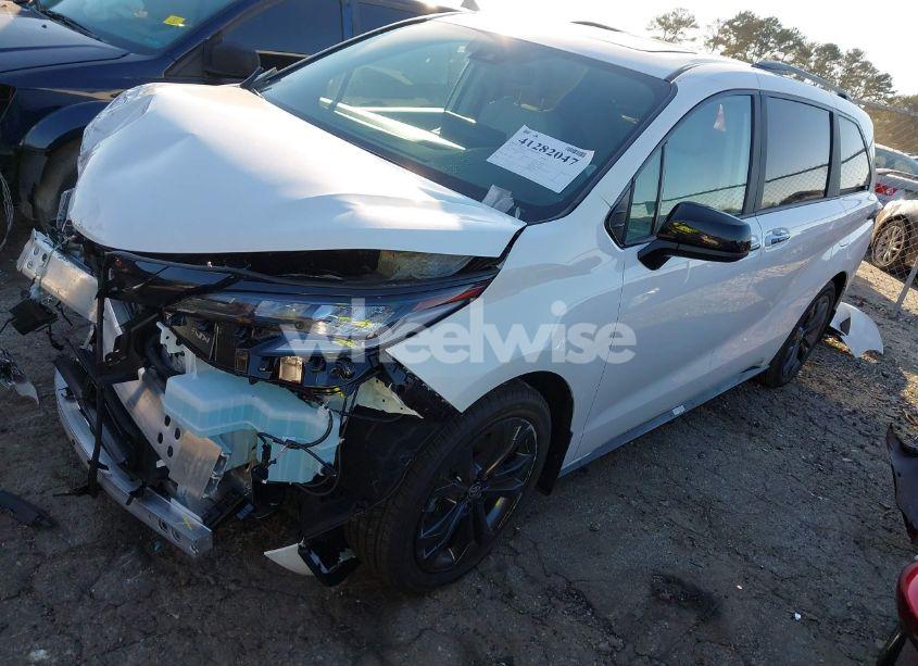 Photo 2 of 2025 Toyota Sienna XSE (VIN 5TDDRKEC2SS232704)