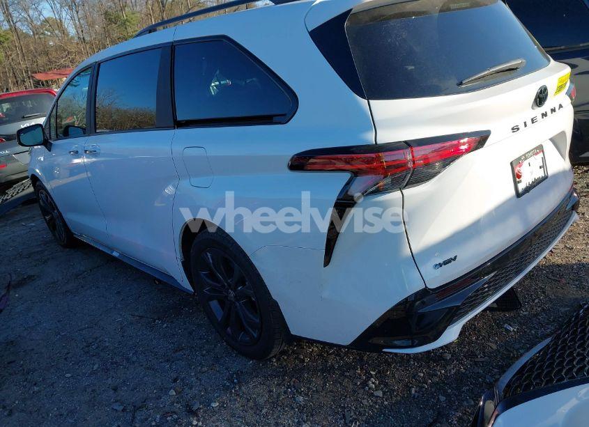 Photo 3 of 2025 Toyota Sienna XSE (VIN 5TDDRKEC2SS232704)