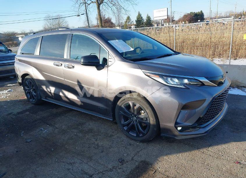 2021 Toyota Sienna XSE (VIN 5TDDRKEC3MS032840) main photo