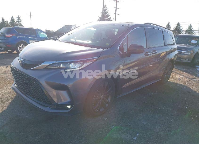 Photo 2 of 2021 Toyota Sienna XSE (VIN 5TDDRKEC3MS032840)