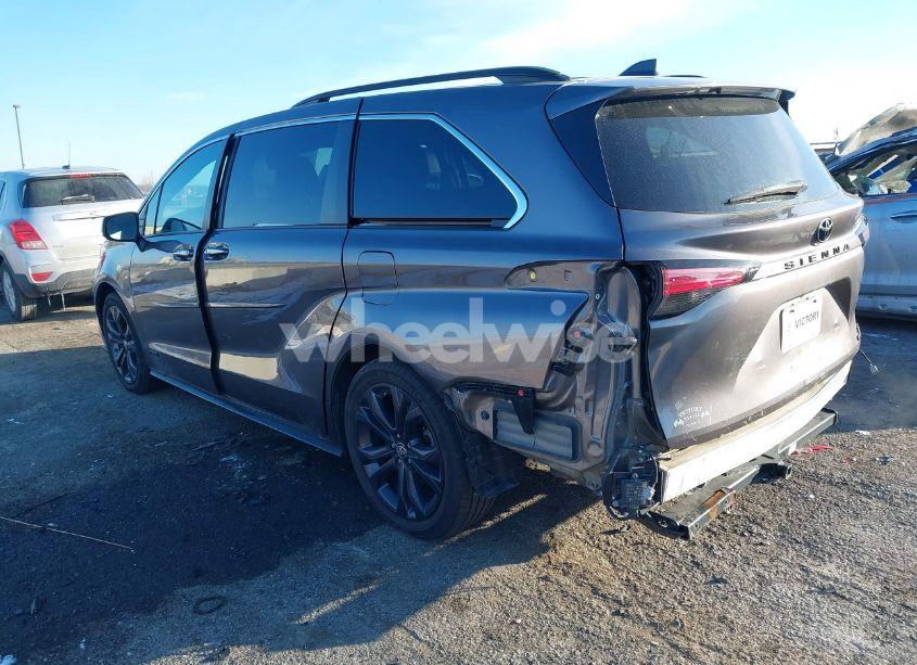Photo 3 of 2021 Toyota Sienna XSE (VIN 5TDDRKEC3MS032840)