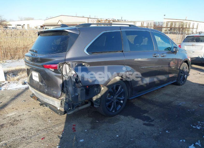Photo 4 of 2021 Toyota Sienna XSE (VIN 5TDDRKEC3MS032840)
