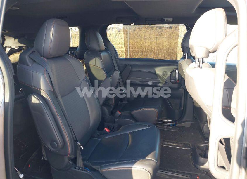 Photo 8 of 2021 Toyota Sienna XSE (VIN 5TDDRKEC3MS032840)