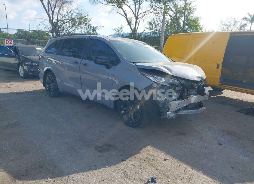 2025 Toyota Sienna XSE (VIN 5TDDRKEC5SS252980) main photo