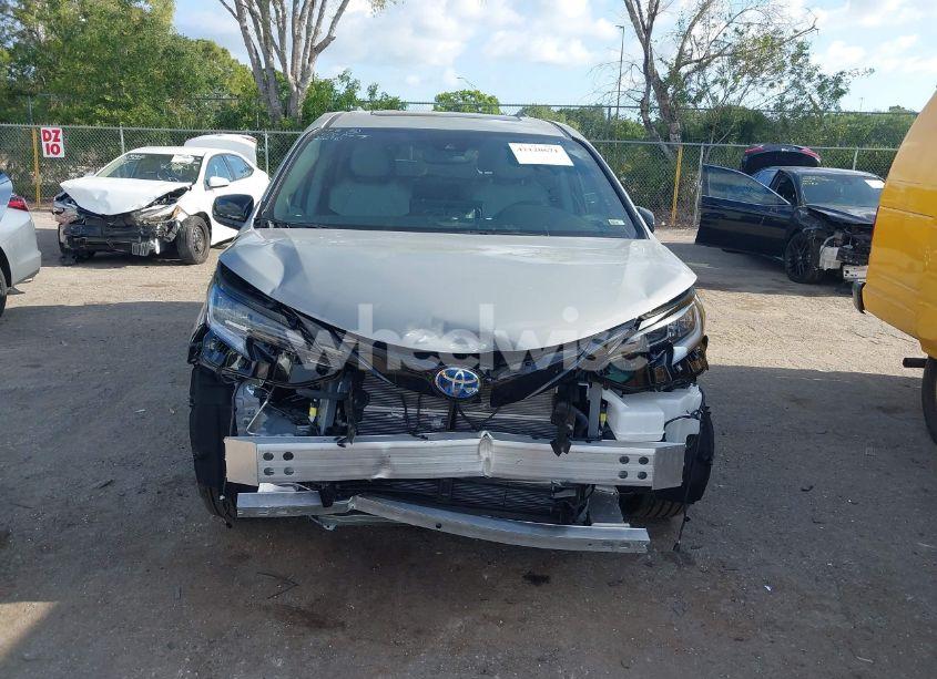 Photo 13 of 2025 Toyota Sienna XSE (VIN 5TDDRKEC5SS252980)