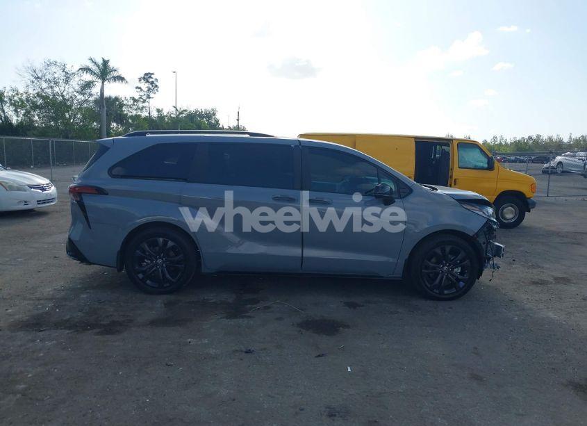 Photo 14 of 2025 Toyota Sienna XSE (VIN 5TDDRKEC5SS252980)