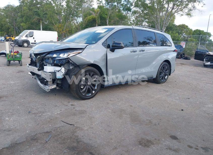 Photo 2 of 2025 Toyota Sienna XSE (VIN 5TDDRKEC5SS252980)