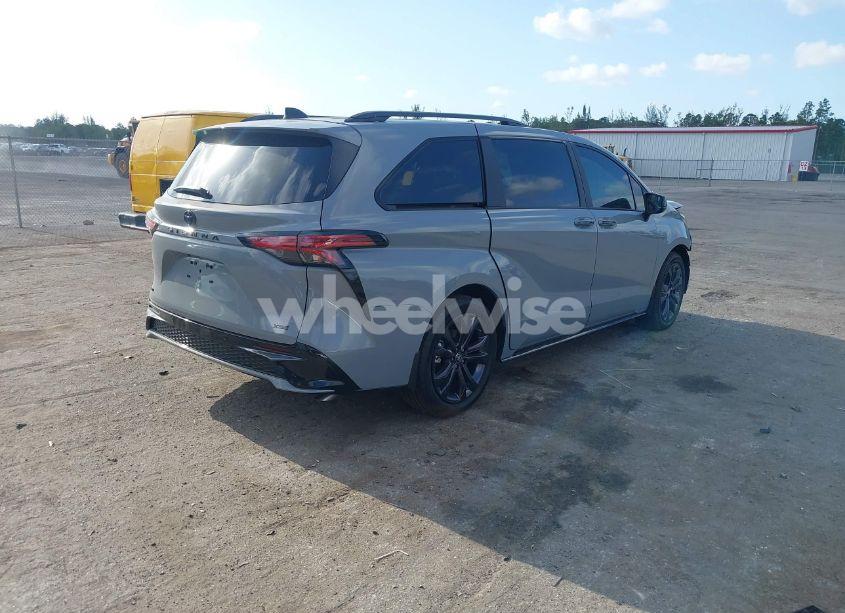 Photo 4 of 2025 Toyota Sienna XSE (VIN 5TDDRKEC5SS252980)