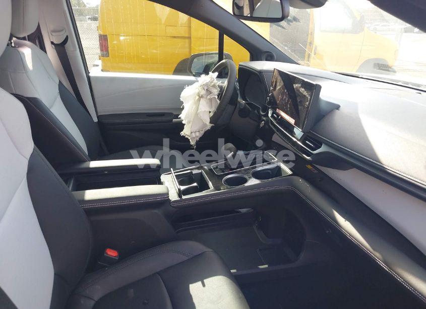 Photo 5 of 2025 Toyota Sienna XSE (VIN 5TDDRKEC5SS252980)