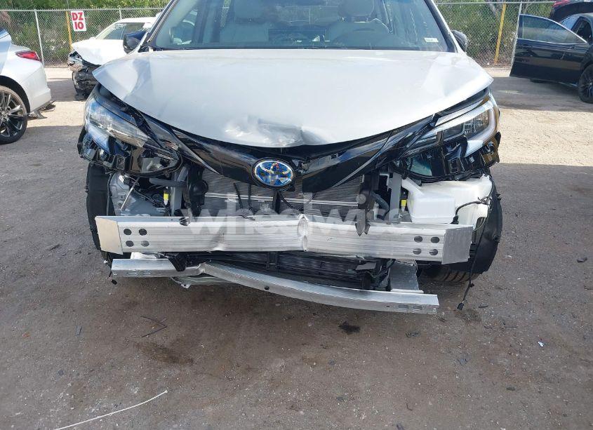 Photo 6 of 2025 Toyota Sienna XSE (VIN 5TDDRKEC5SS252980)