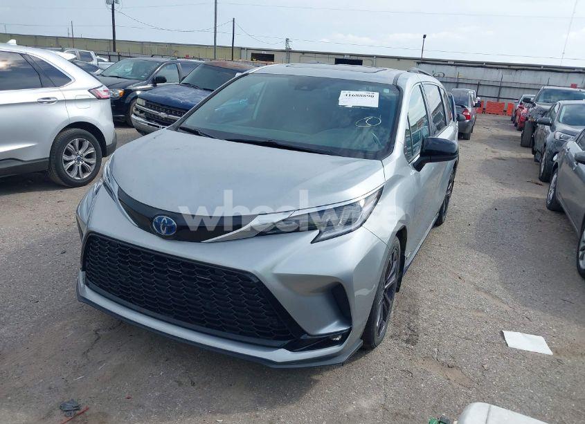Photo 2 of 2021 Toyota Sienna XSE (VIN 5TDDRKEC6MS047574)