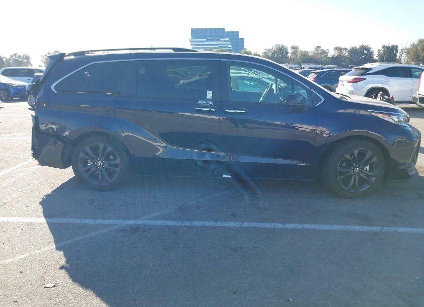 Photo 14 of 2022 Toyota Sienna XSE (VIN 5TDDRKEC8NS100020)