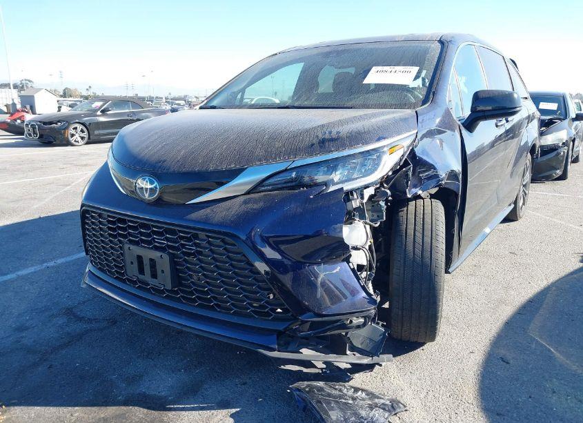 Photo 2 of 2022 Toyota Sienna XSE (VIN 5TDDRKEC8NS100020)
