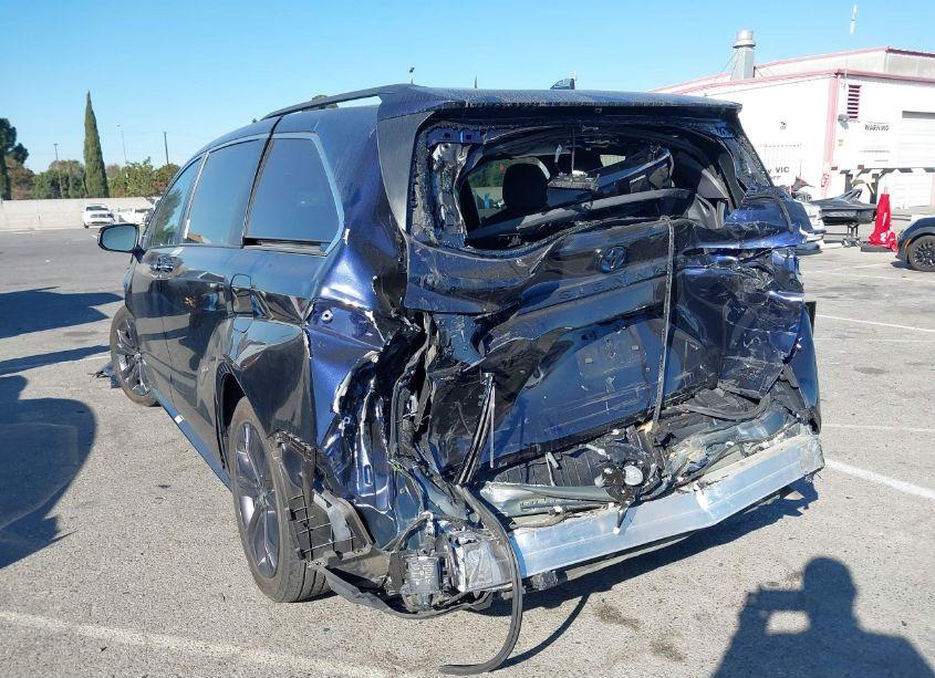 Photo 3 of 2022 Toyota Sienna XSE (VIN 5TDDRKEC8NS100020)