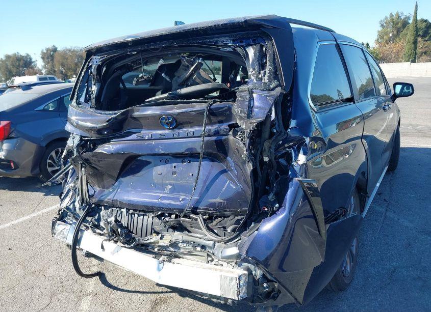 Photo 4 of 2022 Toyota Sienna XSE (VIN 5TDDRKEC8NS100020)