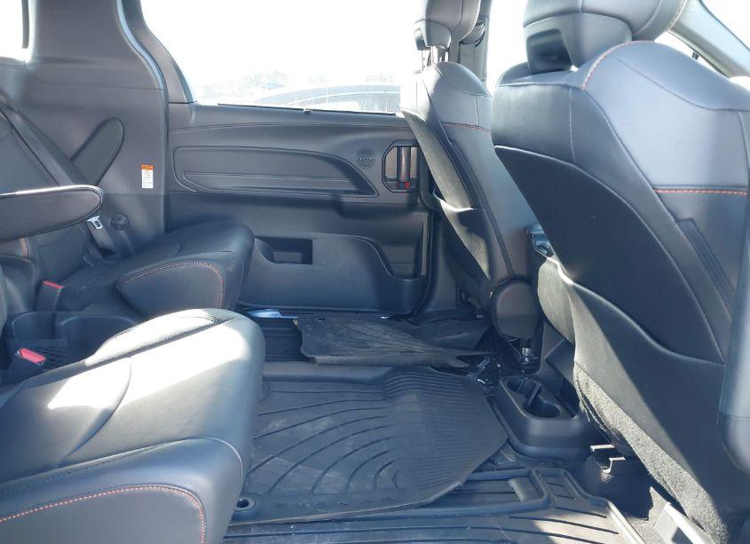 Photo 8 of 2022 Toyota Sienna XSE (VIN 5TDDRKEC8NS100020)