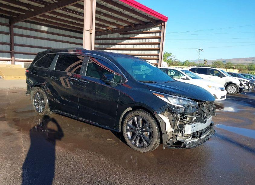 2022 Toyota Sienna XSE (VIN 5TDDRKEC9NS101595) main photo