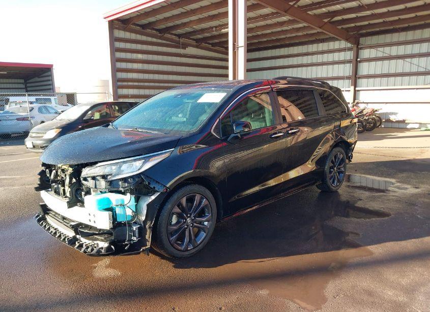 Photo 2 of 2022 Toyota Sienna XSE (VIN 5TDDRKEC9NS101595)