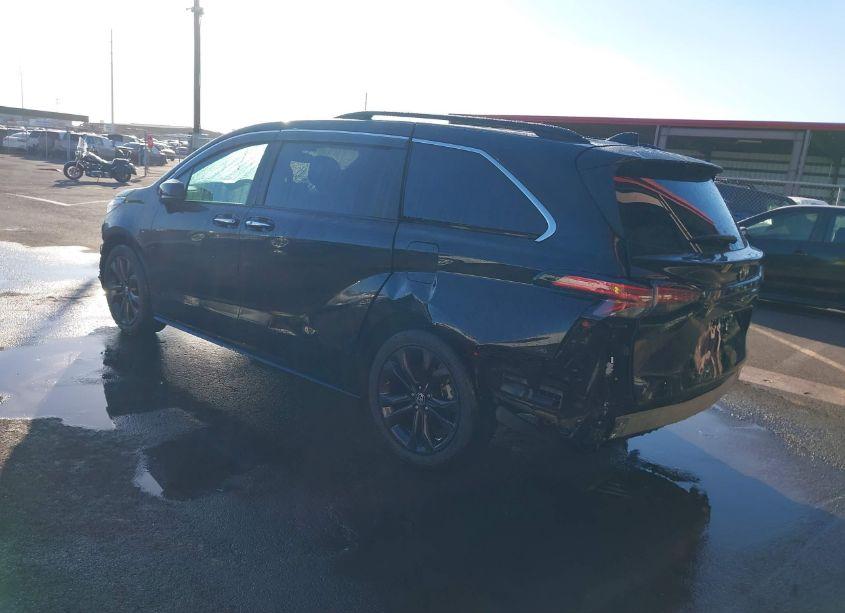 Photo 3 of 2022 Toyota Sienna XSE (VIN 5TDDRKEC9NS101595)