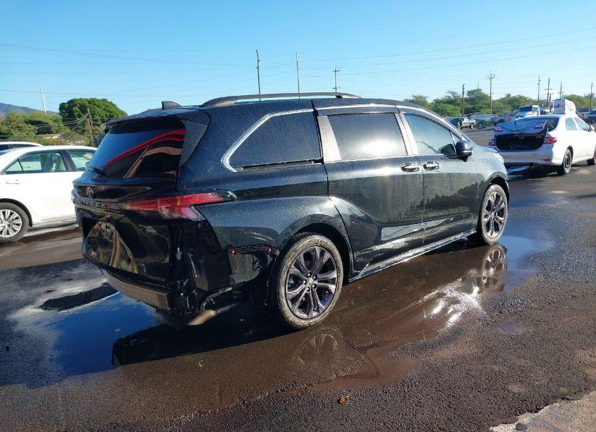 Photo 4 of 2022 Toyota Sienna XSE (VIN 5TDDRKEC9NS101595)