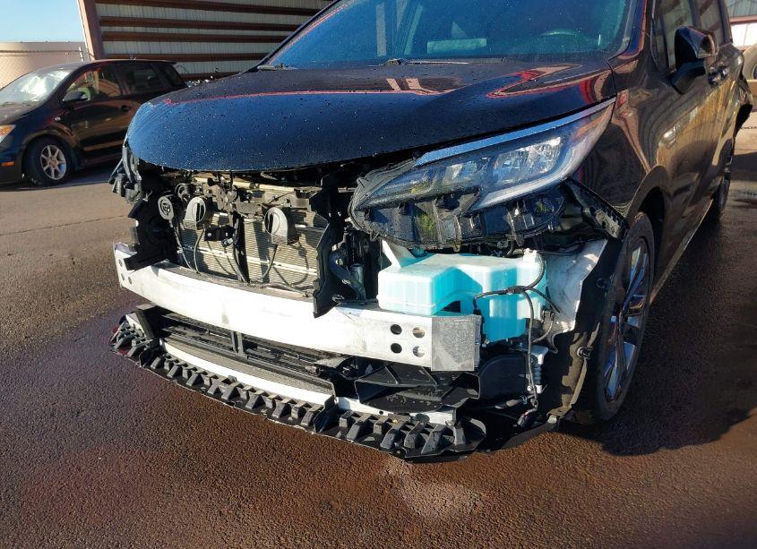 Photo 6 of 2022 Toyota Sienna XSE (VIN 5TDDRKEC9NS101595)