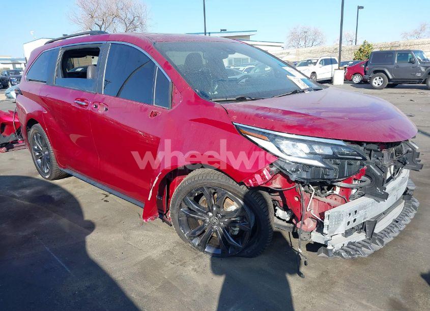2021 Toyota Sienna XSE (VIN 5TDDRKECXMS024511) main photo