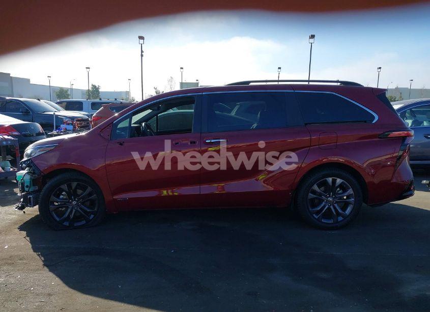 Photo 15 of 2021 Toyota Sienna XSE (VIN 5TDDRKECXMS024511)