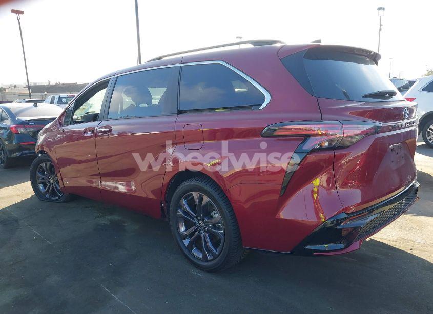 Photo 3 of 2021 Toyota Sienna XSE (VIN 5TDDRKECXMS024511)