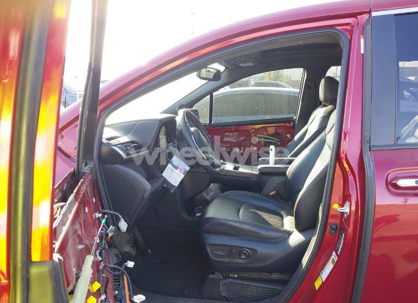 Photo 5 of 2021 Toyota Sienna XSE (VIN 5TDDRKECXMS024511)