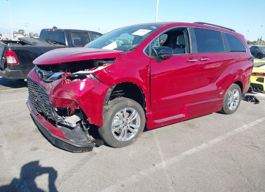 Photo 2 of 2023 Toyota Sienna XSE (VIN 5TDDSKFC0PS074440)