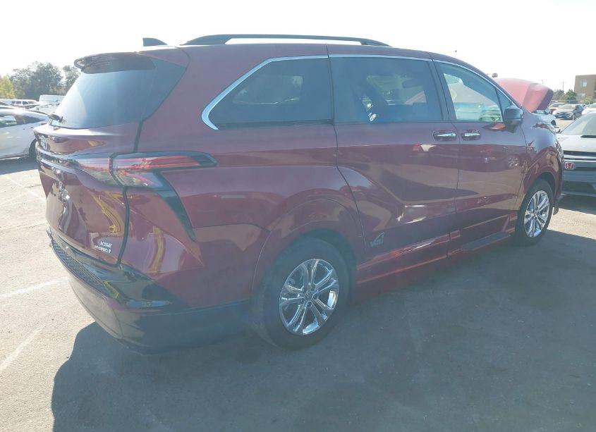 Photo 4 of 2023 Toyota Sienna XSE (VIN 5TDDSKFC0PS074440)