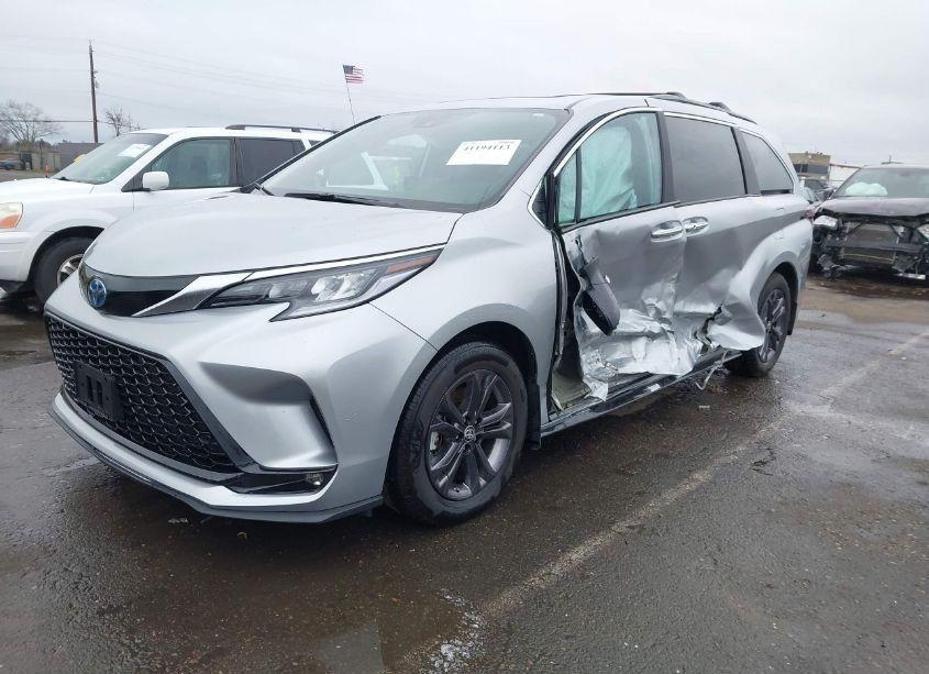 Photo 2 of 2024 Toyota Sienna XSE (VIN 5TDDSKFC0RS140861)
