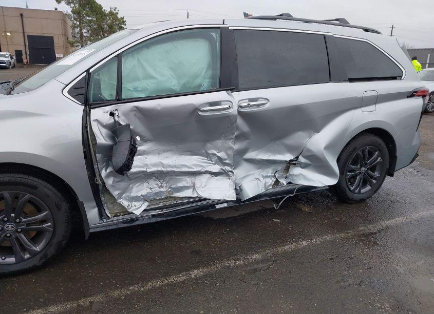 Photo 6 of 2024 Toyota Sienna XSE (VIN 5TDDSKFC0RS140861)