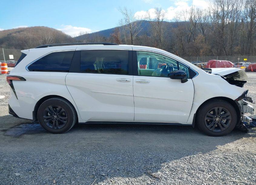 Photo 13 of 2024 Toyota Sienna XSE (VIN 5TDDSKFC0RS144912)