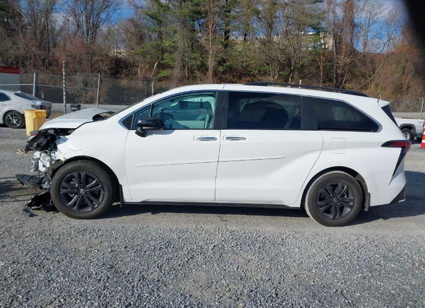 Photo 14 of 2024 Toyota Sienna XSE (VIN 5TDDSKFC0RS144912)