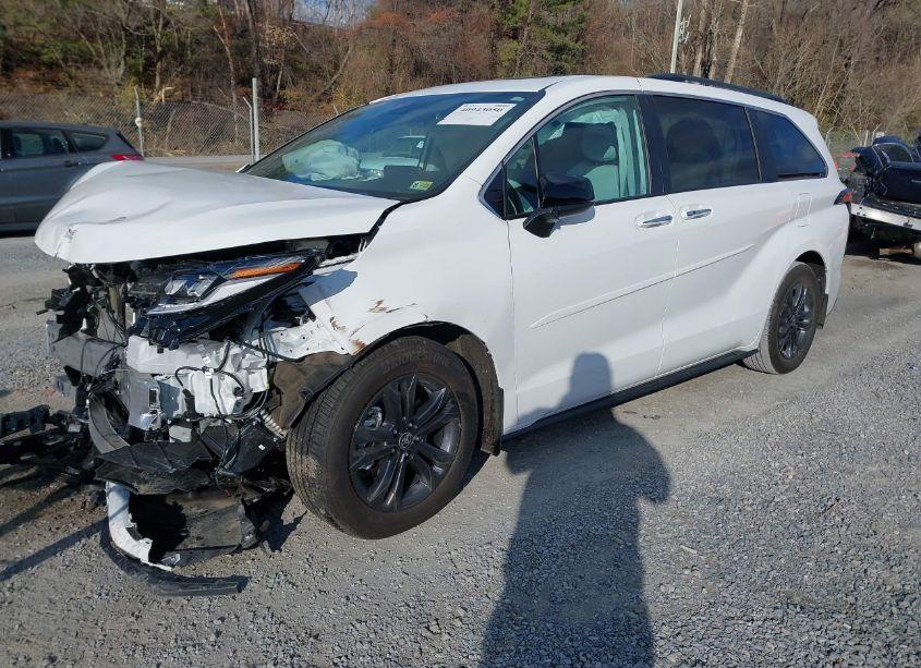 Photo 2 of 2024 Toyota Sienna XSE (VIN 5TDDSKFC0RS144912)