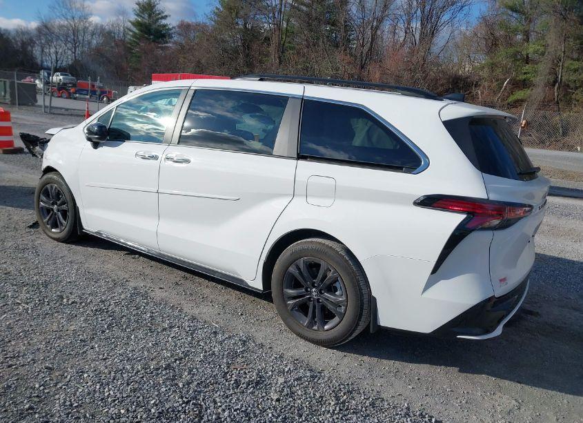 Photo 3 of 2024 Toyota Sienna XSE (VIN 5TDDSKFC0RS144912)