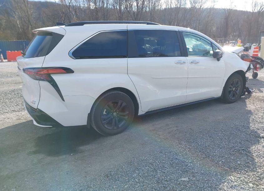 Photo 4 of 2024 Toyota Sienna XSE (VIN 5TDDSKFC0RS144912)