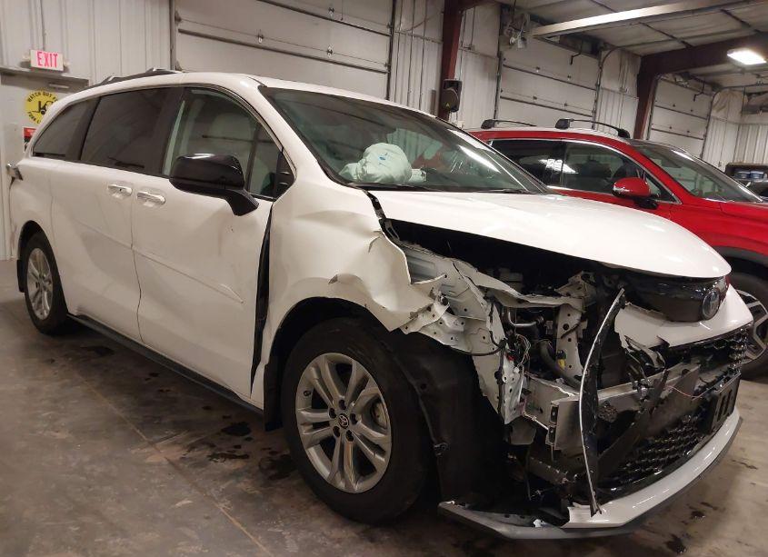 2023 Toyota Sienna XSE (VIN 5TDDSKFC1PS108059) main photo