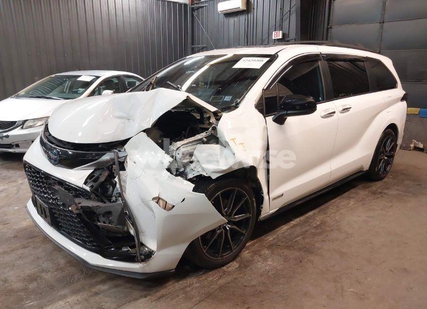 Photo 2 of 2021 Toyota Sienna XSE (VIN 5TDDSKFC2MS020455)