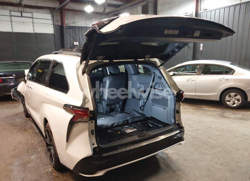 Photo 3 of 2021 Toyota Sienna XSE (VIN 5TDDSKFC2MS020455)