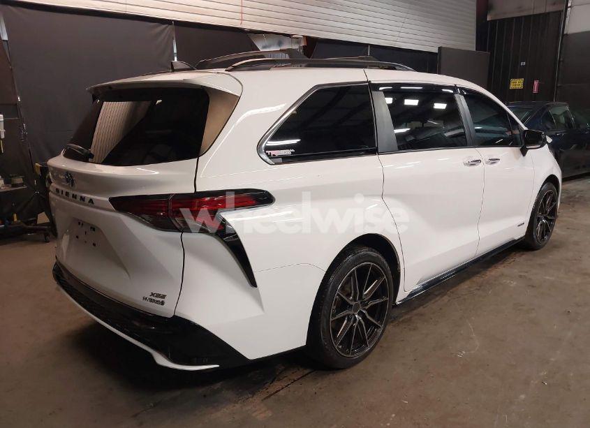 Photo 4 of 2021 Toyota Sienna XSE (VIN 5TDDSKFC2MS020455)