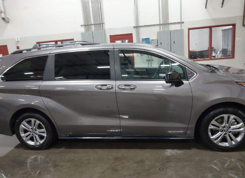 Photo 13 of 2022 Toyota Sienna XSE (VIN 5TDDSKFC2NS054154)