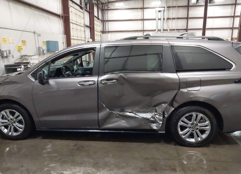 Photo 14 of 2022 Toyota Sienna XSE (VIN 5TDDSKFC2NS054154)