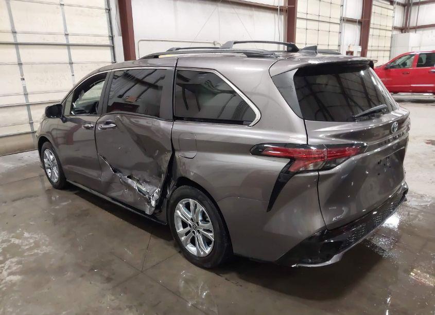 Photo 3 of 2022 Toyota Sienna XSE (VIN 5TDDSKFC2NS054154)